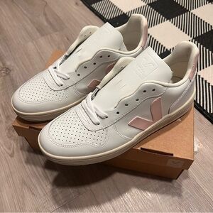 NWB Veja V-10 Sneakers